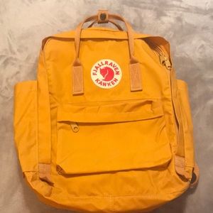A medium sized fjallraven kanken.